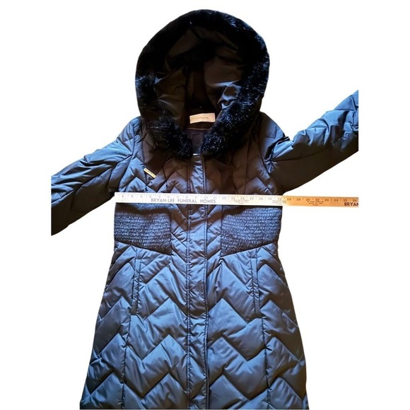 Tahari Women's Black Hooded Quilted Puffer Coat Faux Fur Trim M stadium length - Picture 6 of 15